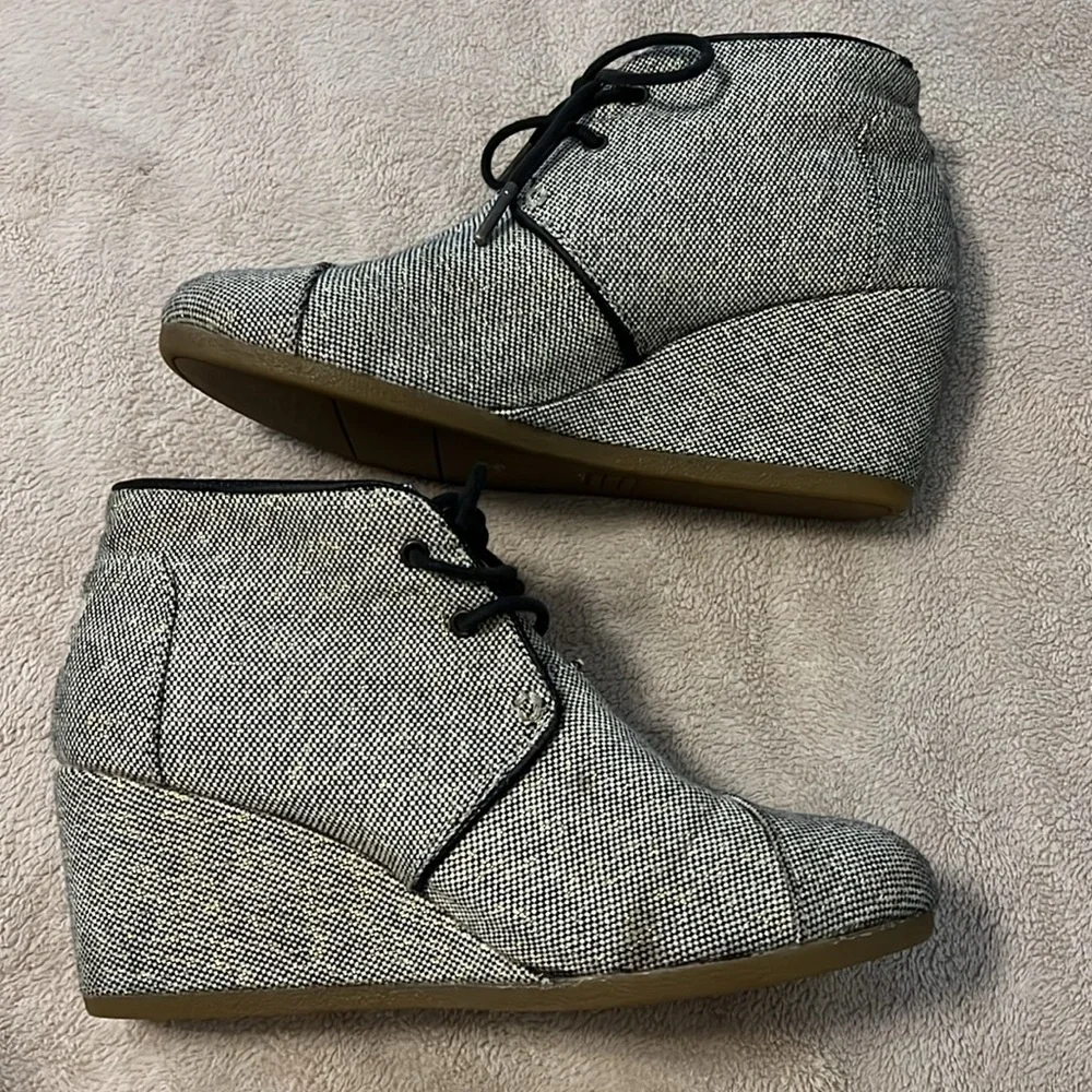 TOMS Desert Wedge Shoes – Women’s Size 8.5 – Black & Gold Metallic Linen